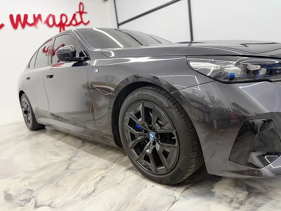 BMW i5 カーラッピング事例｜費用目安・仕上がり 施工写真 1-2
