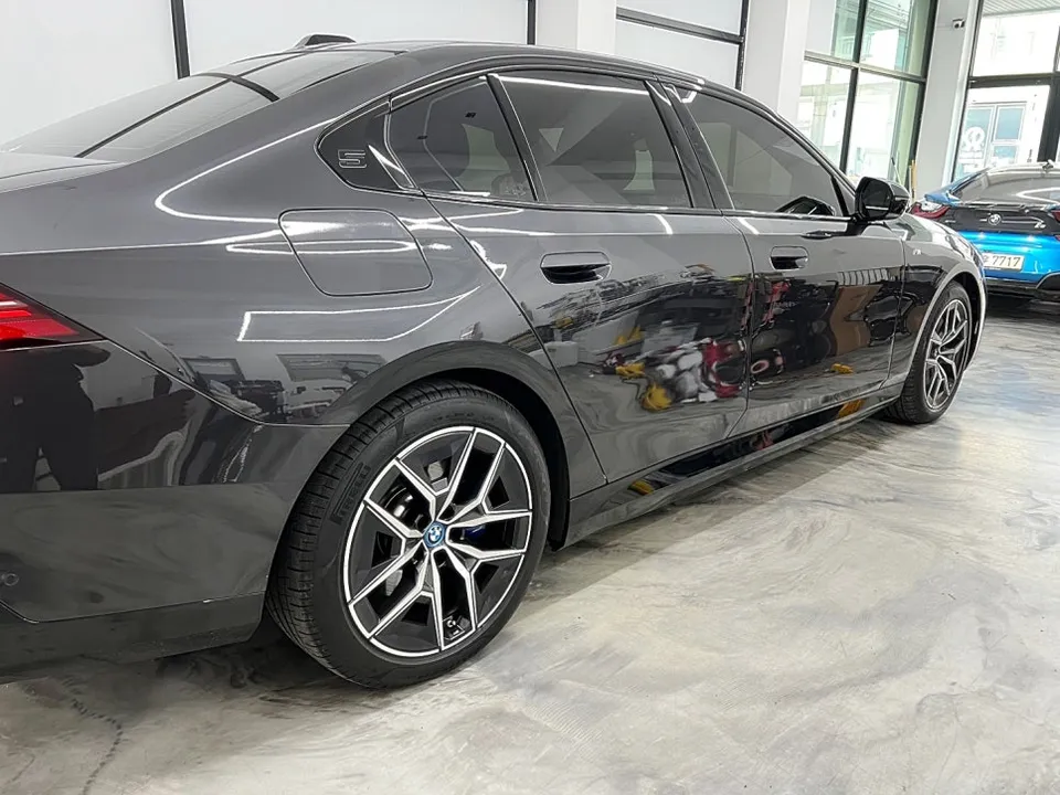 BMW i5 カーラッピング事例｜費用目安・仕上がり 施工写真 2-2