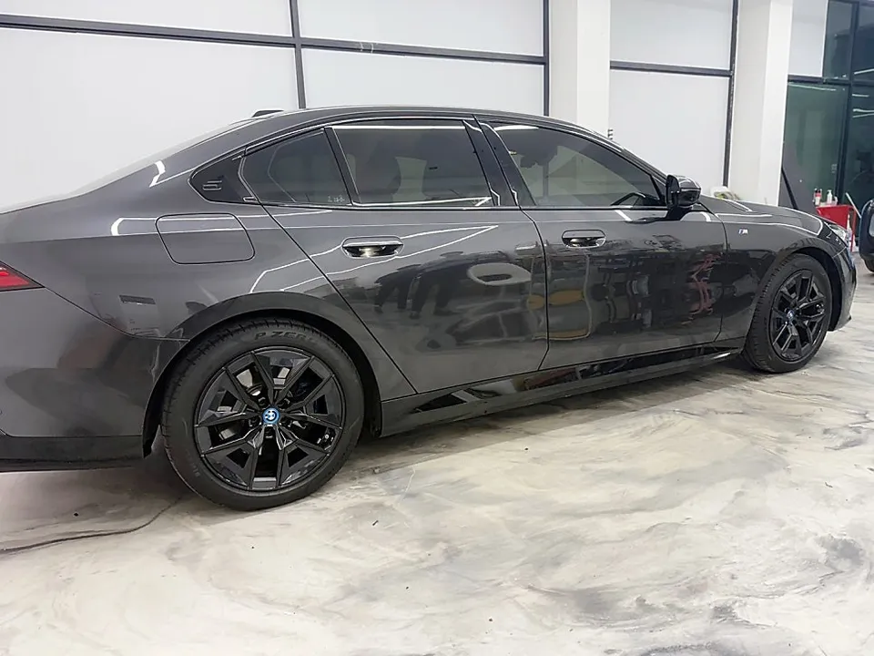 BMW i5 カーラッピング事例｜費用目安・仕上がり 施工写真 3-2