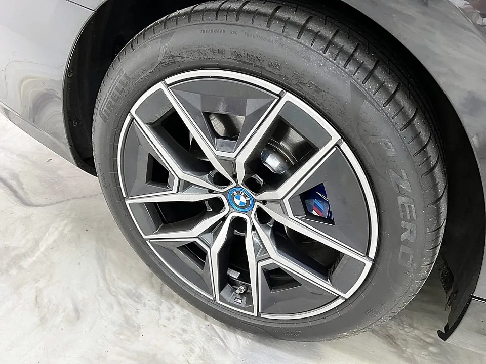 BMW i5 カーラッピング事例｜費用目安・仕上がり 施工写真 1-3