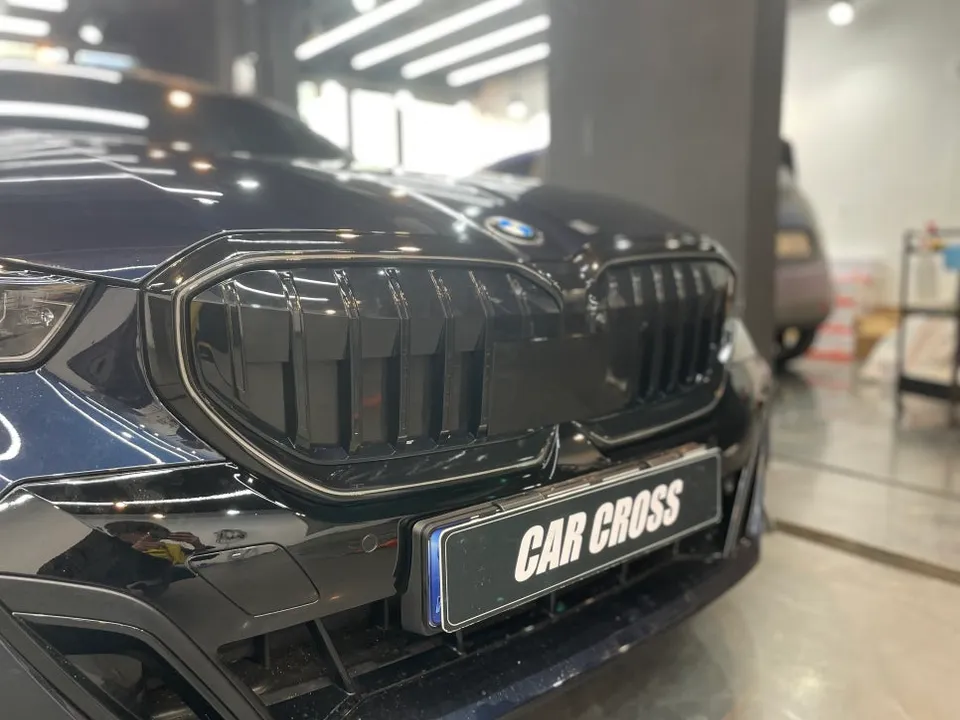 BMW 5 Series G60 vinyl wrap - BMW 5 Series G60 Grille Wrap Review: Black Gloss Upgrade photo 4