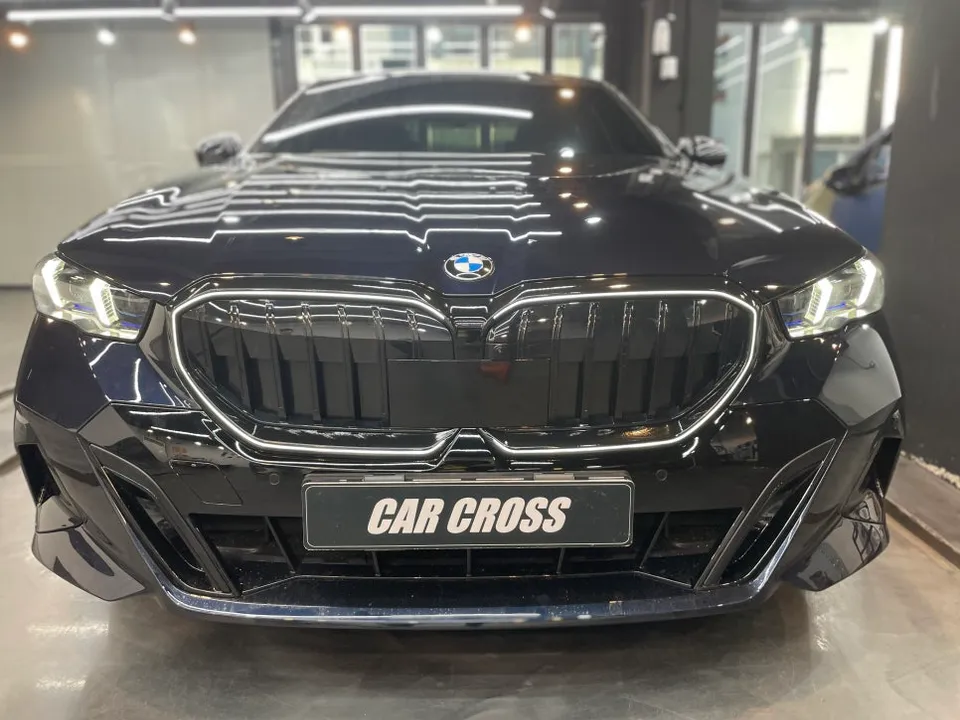 BMW 5 Series G60 vinyl wrap - BMW 5 Series G60 Grille Wrap Review: Black Gloss Upgrade photo 5