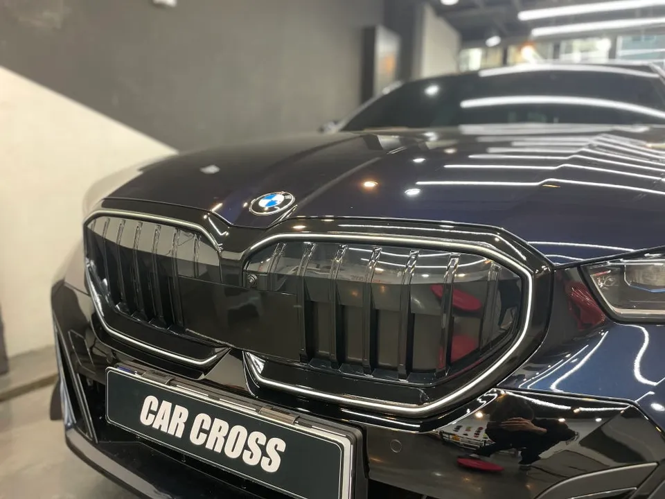 BMW 5 Series G60 vinyl wrap - BMW 5 Series G60 Grille Wrap Review: Black Gloss Upgrade photo 6