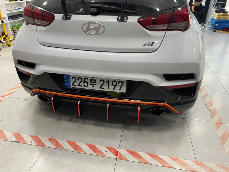 Hyundai Veloster Nのカーラッピング事例｜費用目安・仕上がり 施工写真 2-2