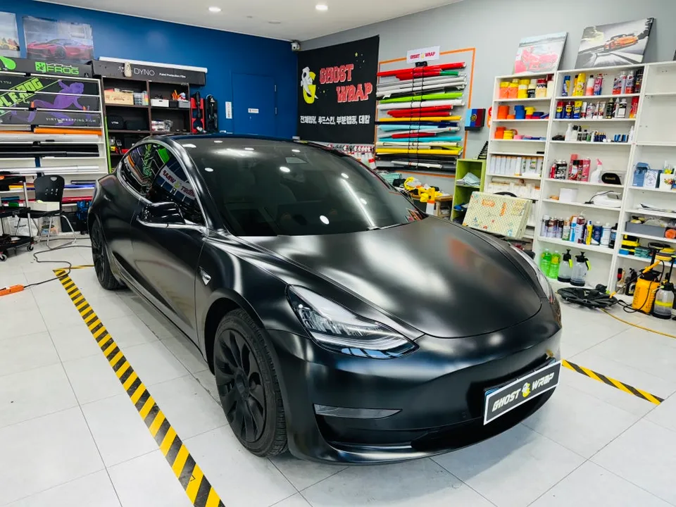 Tesla Model 3のカーラッピング事例｜サテンブラックの高級感 施工写真 2-3
