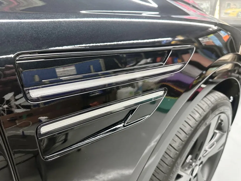 Genesis GV80 PPF施工事例：クローム部分のブラックアウト 施工写真 3-2
