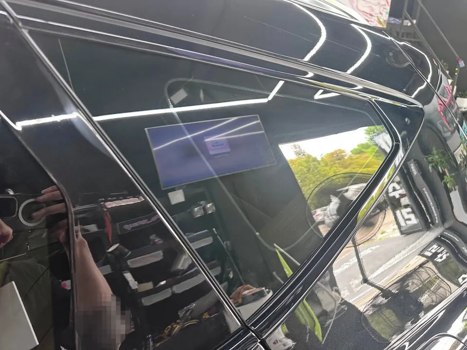 Genesis GV80 PPF施工事例：クローム部分のブラックアウト 施工写真 3-3