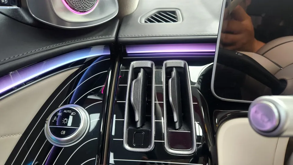 Mercedes-Benz S-Classのカーラッピング事例 施工写真 4-2