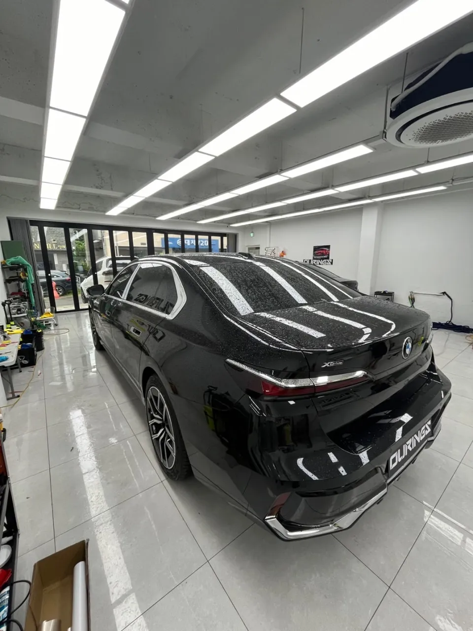 BMW 7 Series vinyl wrap - BMW 7 Series Vinyl Wrap Review: Duo-Tone Style photo 3