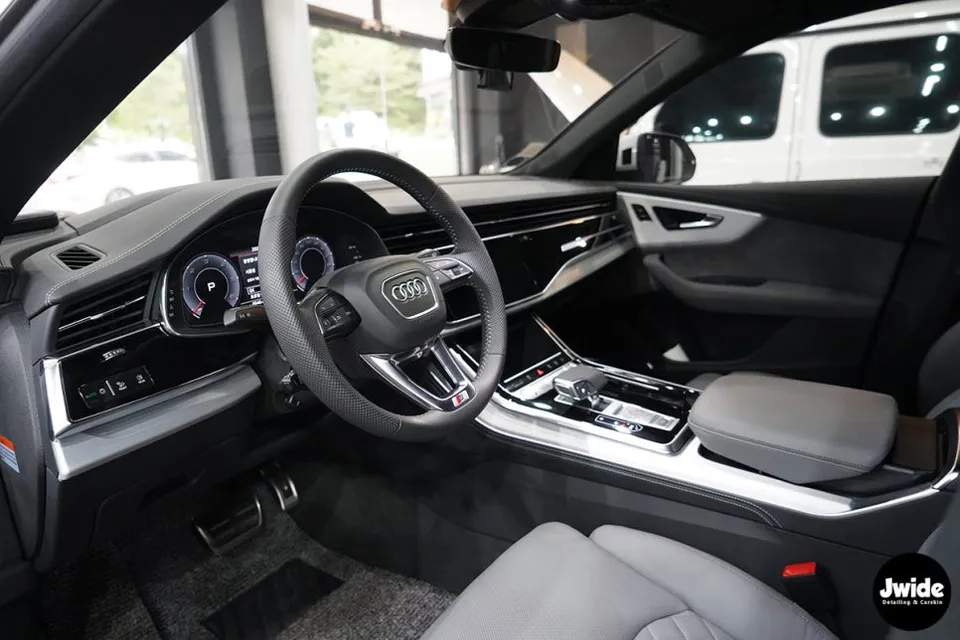 Audi Q8の室内PPF施工事例｜高級感を守る保護フィルム 施工写真 2-1