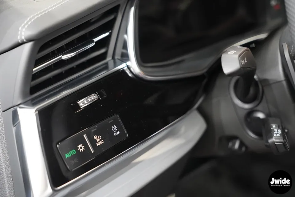 Audi Q8の室内PPF施工事例｜高級感を守る保護フィルム 施工写真 1-2