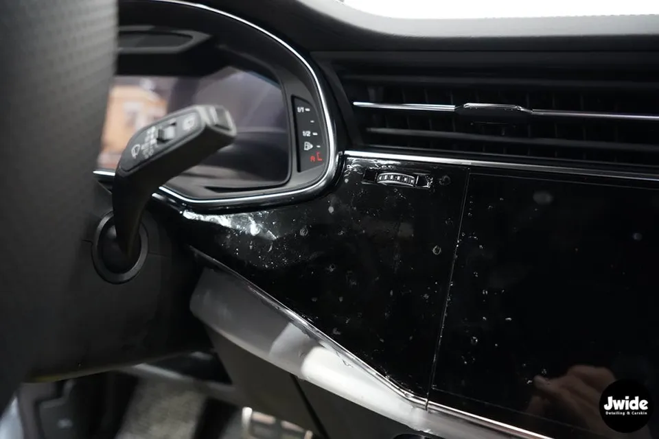 Audi Q8の室内PPF施工事例｜高級感を守る保護フィルム 施工写真 2-3
