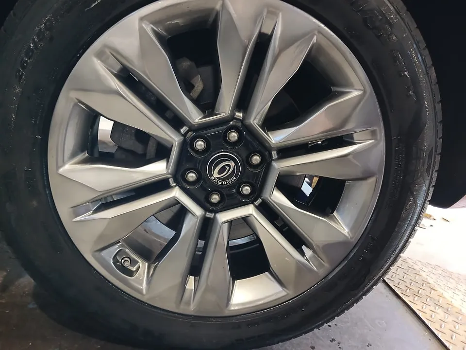 Kia Mohaveのホイールリペア・塗装事例 施工写真 3-2