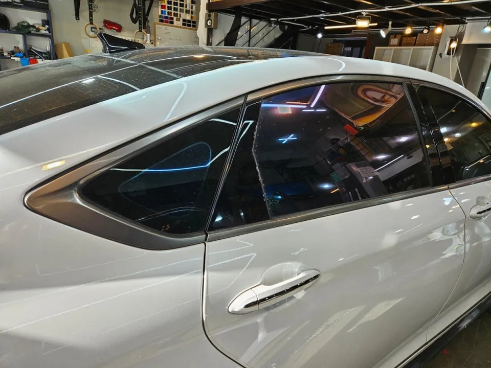 Genesis G80 Sportのカーラッピング事例|クローム部分のブラック化 施工写真 1-2