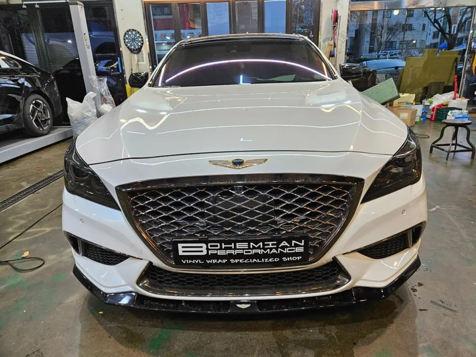 Genesis G80 Sportのカーラッピング事例|クローム部分のブラック化 施工写真 2-3