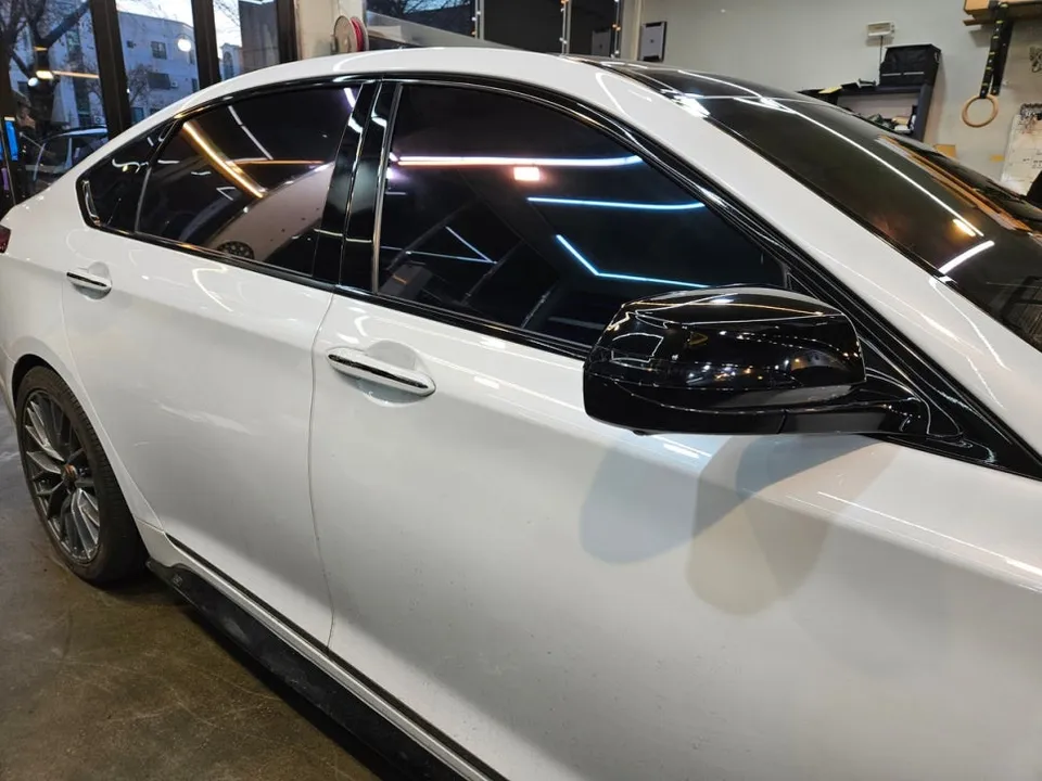 Genesis G80 Sportのカーラッピング事例|クローム部分のブラック化 施工写真 3-3