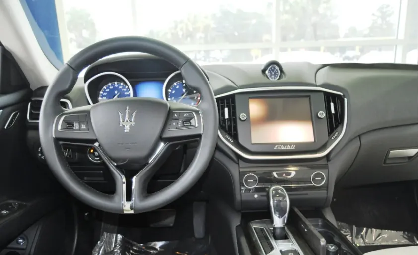 Maserati GhibliのAndroid Auto・CarPlay取付事例 施工写真 1-1