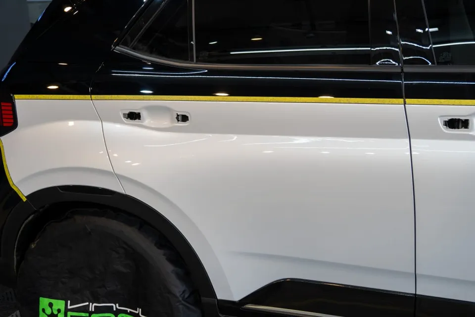 Hyundai Venueのツートンカラーラッピング事例｜費用目安・仕上がり 施工写真 1-3