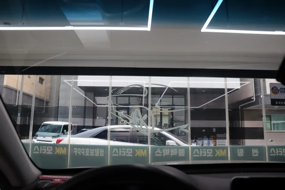Kia K900のカーフィルム施工事例｜熱遮断効果と仕上がり 施工写真 2-3