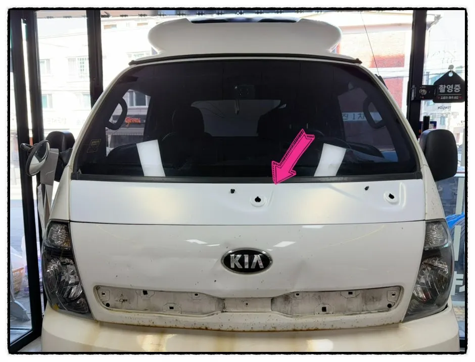 Kia Bongo 3のカーラッピング事例|費用目安・仕上がり 施工写真 2-1