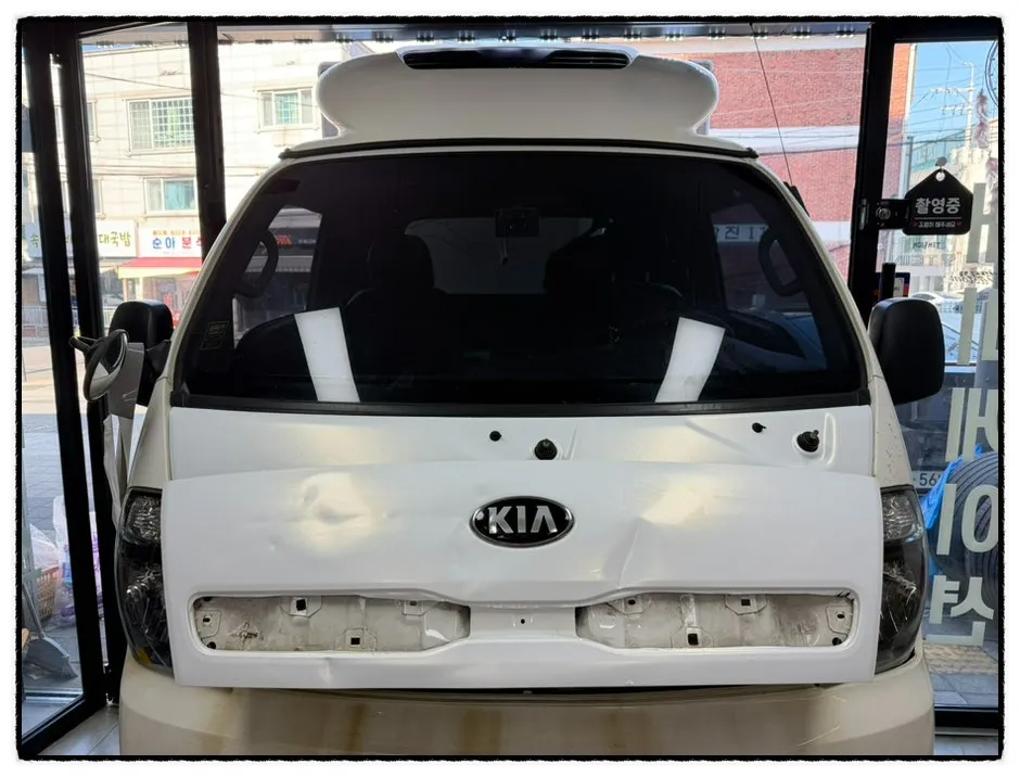 Kia Bongo 3のカーラッピング事例|費用目安・仕上がり 施工写真 3-1