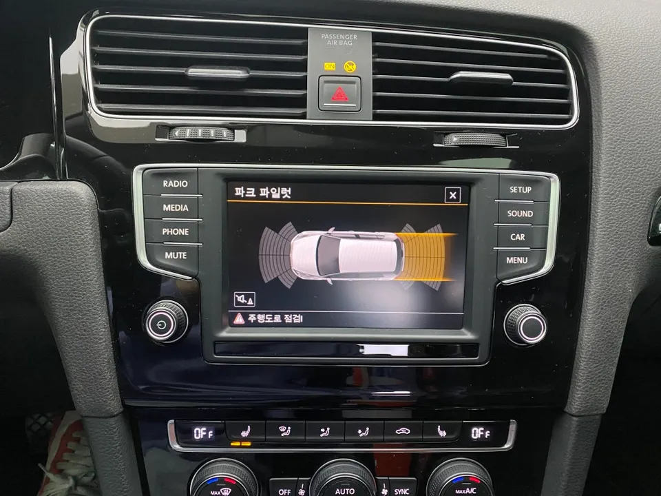 Volkswagen Golf 7th GenのAndroid Auto・CarPlay取付事例 施工写真 2