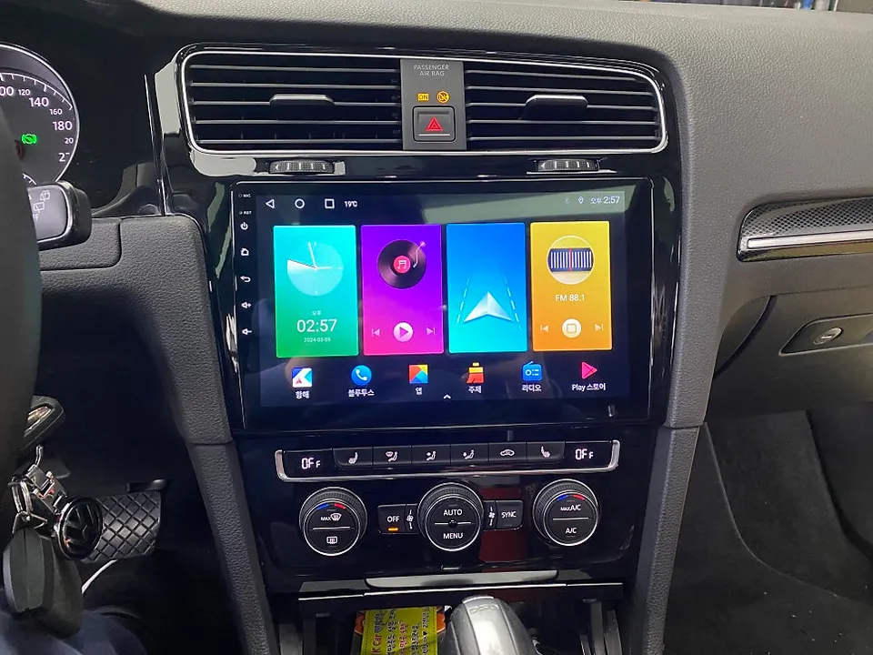 Volkswagen Golf 7th GenのAndroid Auto・CarPlay取付事例 施工写真 3