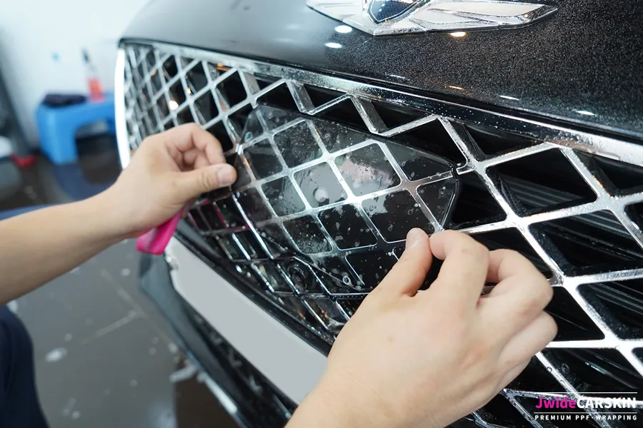 Genesis G80 PPF施工事例|フロント部分の傷防止 施工写真 3-2
