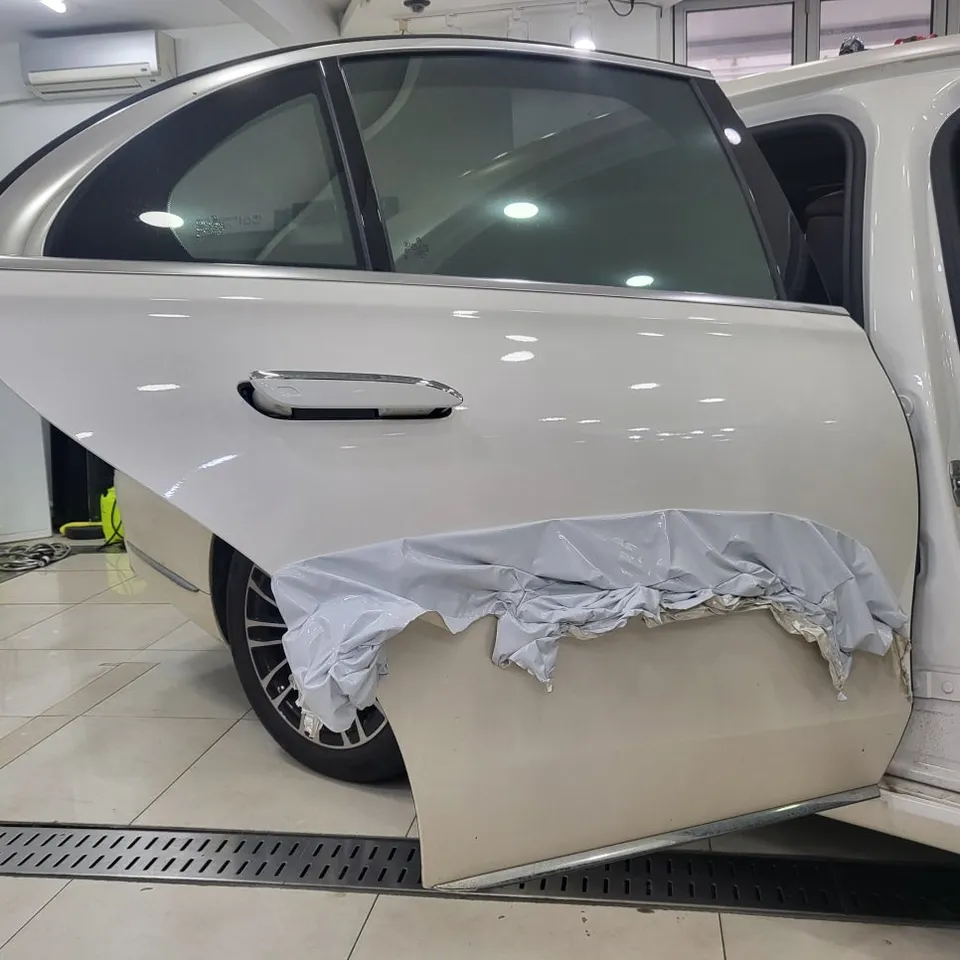 Mercedes-Benz S-Classのカーラッピング事例｜サテンブラック 施工写真 3-2