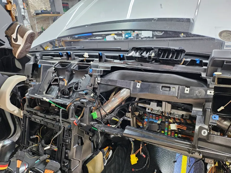 Land Rover Range Rover VogueのAndroid Auto・CarPlay取付事例 施工写真 4-1