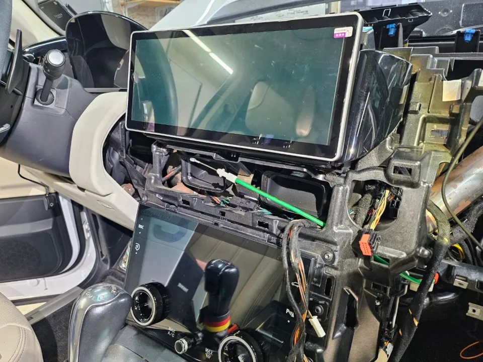 Land Rover Range Rover VogueのAndroid Auto・CarPlay取付事例 施工写真 1-2