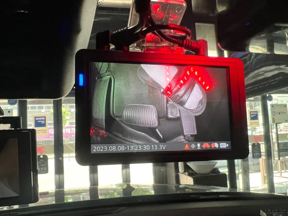 Kia K8のドライブレコーダー取付事例 施工写真 5