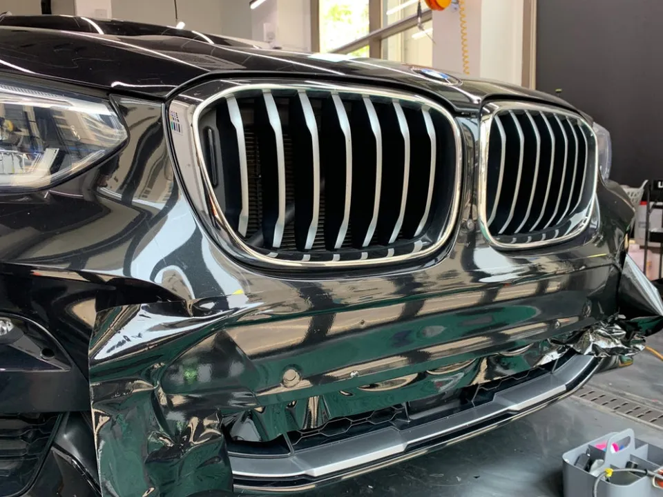 BMW X4のカーラッピング事例｜下部モールディング施工 施工写真 3-1