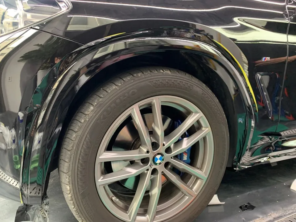 BMW X4のカーラッピング事例｜下部モールディング施工 施工写真 1-3