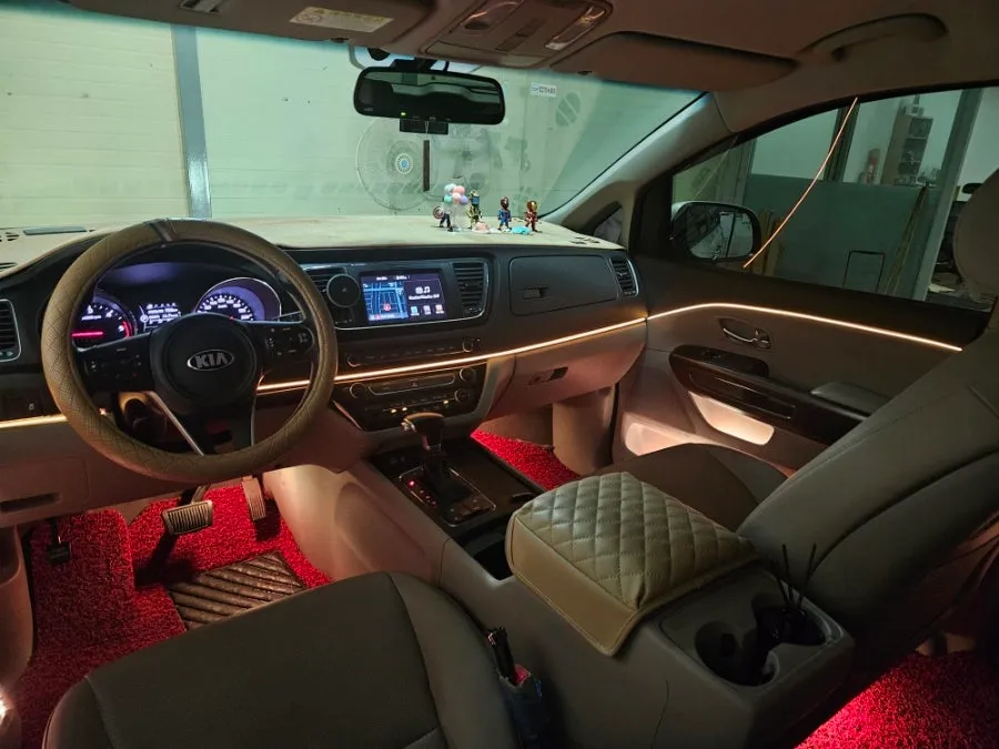 Kia Carnival YP ambient lighting - Kia Carnival Ambient Lighting Review — Enhanced Interior Mood photo 3