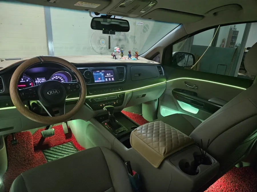 Kia Carnival YP ambient lighting - Kia Carnival Ambient Lighting Review — Enhanced Interior Mood photo 4