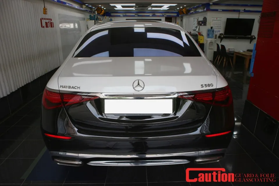 Mercedes-Benz Maybach S580のカーラッピング事例｜高光沢フィルムで高級感アップ 施工写真 2-1