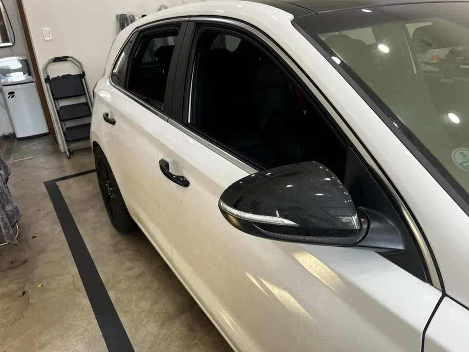 Hyundai i30 vinyl wrap - Hyundai i30 Vinyl Wrap Review: Gloss Black Chrome Delete photo 4