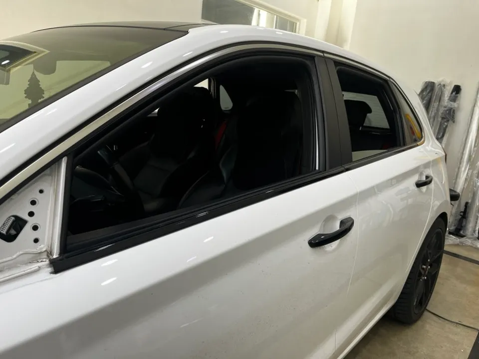 Hyundai i30 vinyl wrap - Hyundai i30 Vinyl Wrap Review: Gloss Black Chrome Delete photo 5