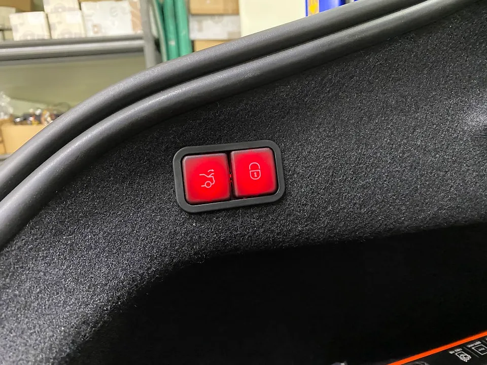 Mercedes-Benz CLS W218 oem options - Mercedes-Benz CLS W218 OEM Options Review — Enhanced Convenience photo 3