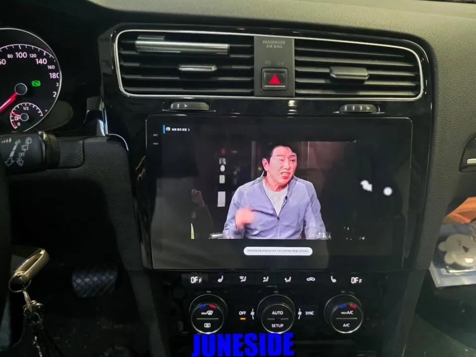 Volkswagen GolfのAndroid Auto・CarPlay取付事例 施工写真 3-2