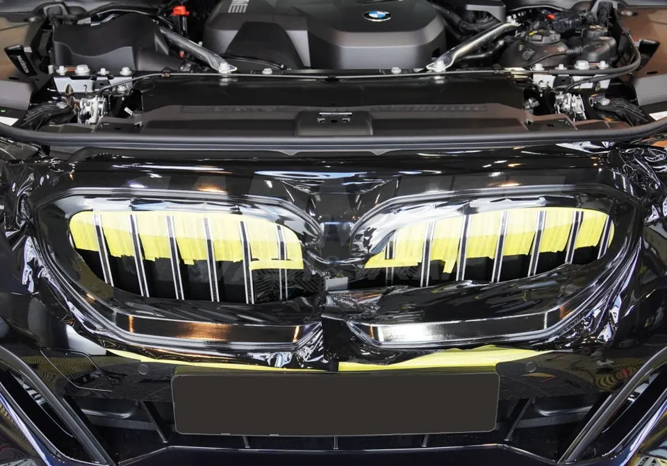 BMW G60のカーラッピング事例｜グリル交換で高級感アップ 施工写真 3-2