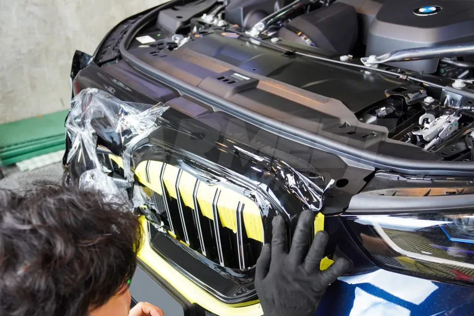 BMW G60のカーラッピング事例｜グリル交換で高級感アップ 施工写真 1-3