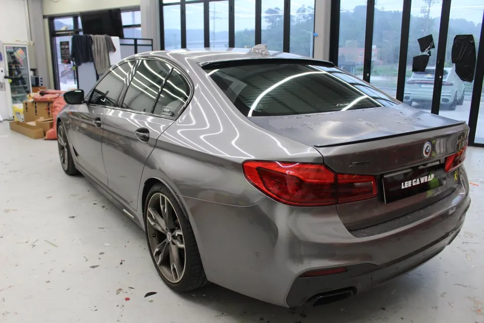 BMW 5 Seriesのカーラッピング事例|高光沢ブラックパール 施工写真 2-1