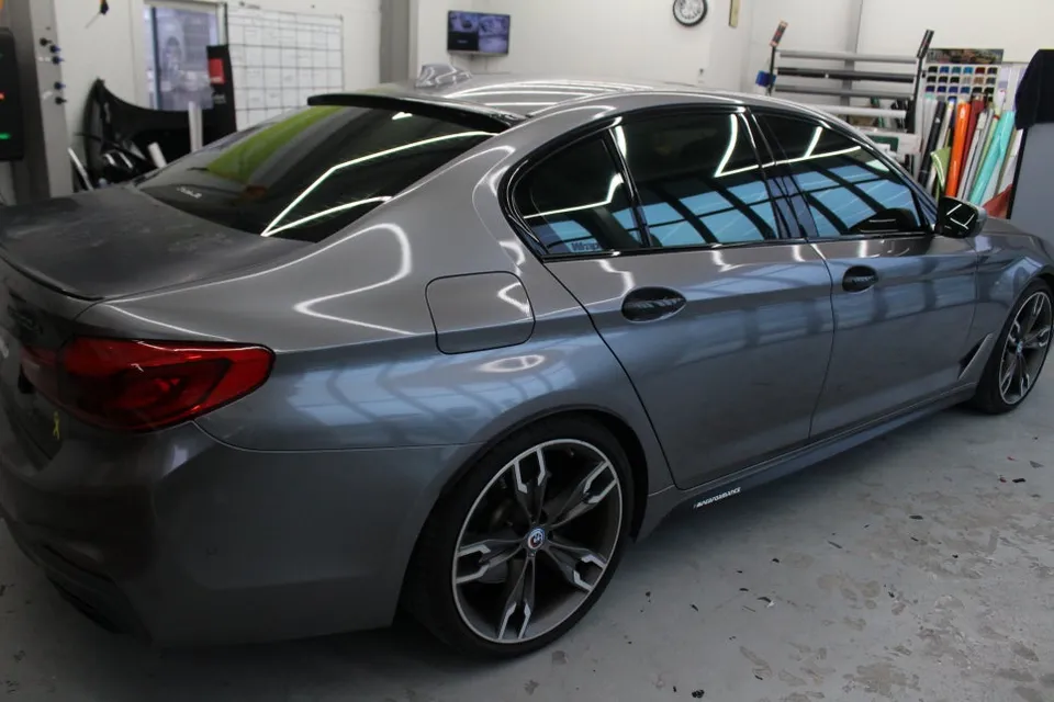 BMW 5 Seriesのカーラッピング事例|高光沢ブラックパール 施工写真 3-1