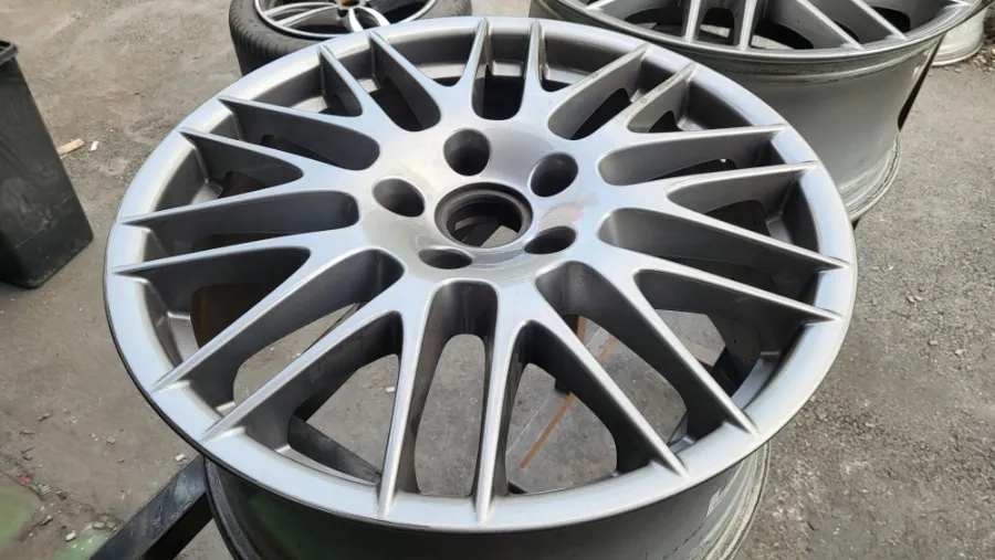 Porsche Cayenneのホイールリペア・塗装事例 施工写真 2