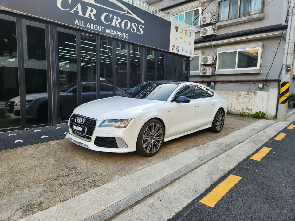 Audi A7のカーラッピング事例｜内装カスタム 写真