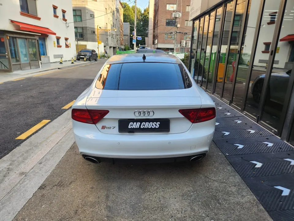 Audi A7のカーラッピング事例|内装カスタム 施工写真 3-1