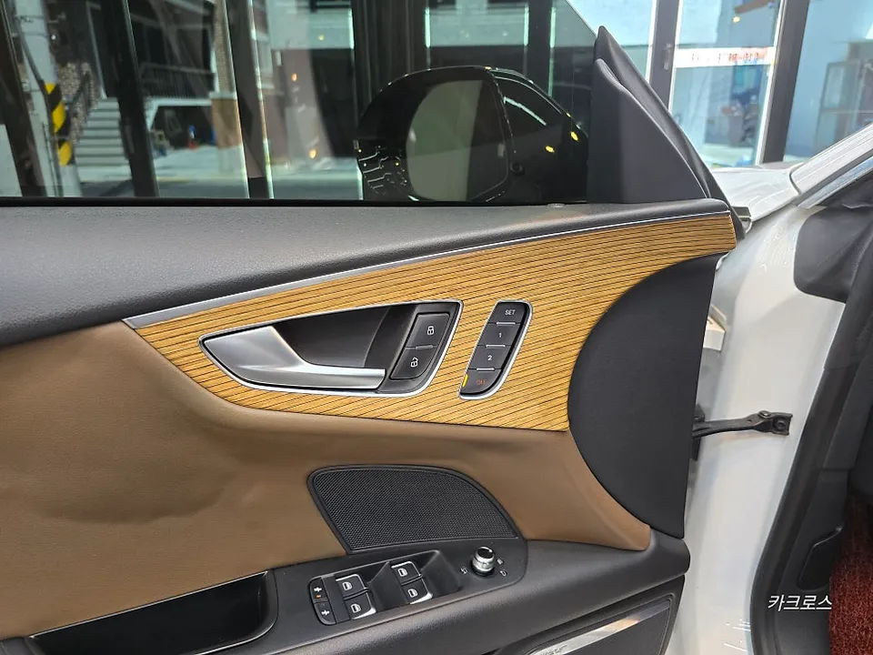 Audi A7のカーラッピング事例|内装カスタム 施工写真 1-2