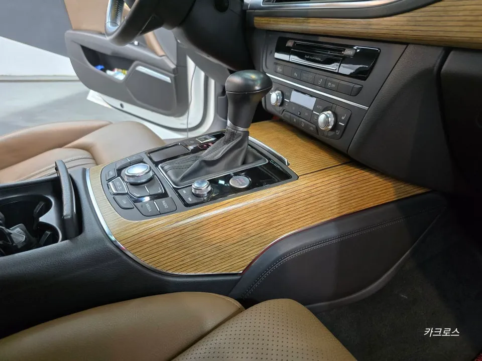 Audi A7のカーラッピング事例|内装カスタム 施工写真 1-3